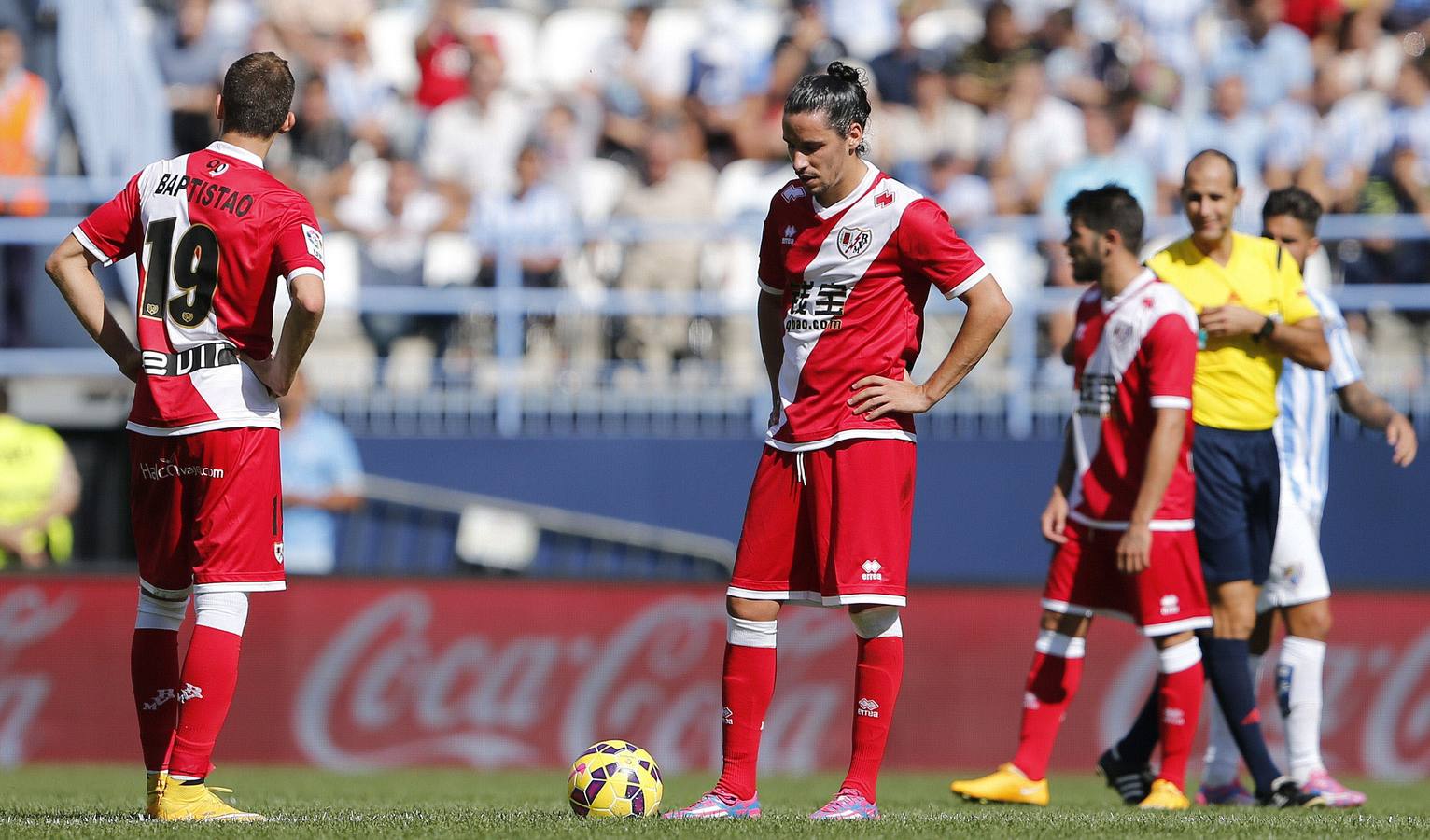 Baptistao y Pereira se disponen a sacar del centro del campo tras el 4-0 ante el Málaga. 