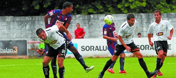 El delantero Brian Thailor disputa un balón contra el Real Unión, en Agorrosín (Bergara), mostrando dotes de gran rapidez y movilidad adelante. 