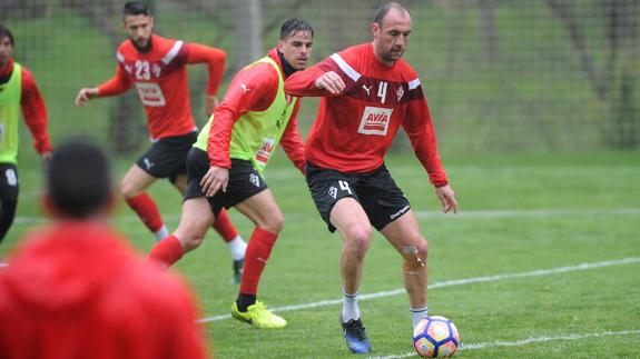 Ramis controla el balón en el entrenamiento de ayer en Atxabalpe. 