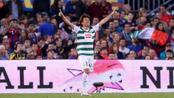 Takashi Inui celebra uno de los goles marcados en el Camp Nou. 