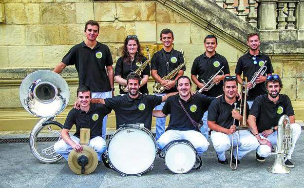 Los integrantes de Joselontxos Txaranga, que el viernes arrancarán sus colaboraciones festivas.
