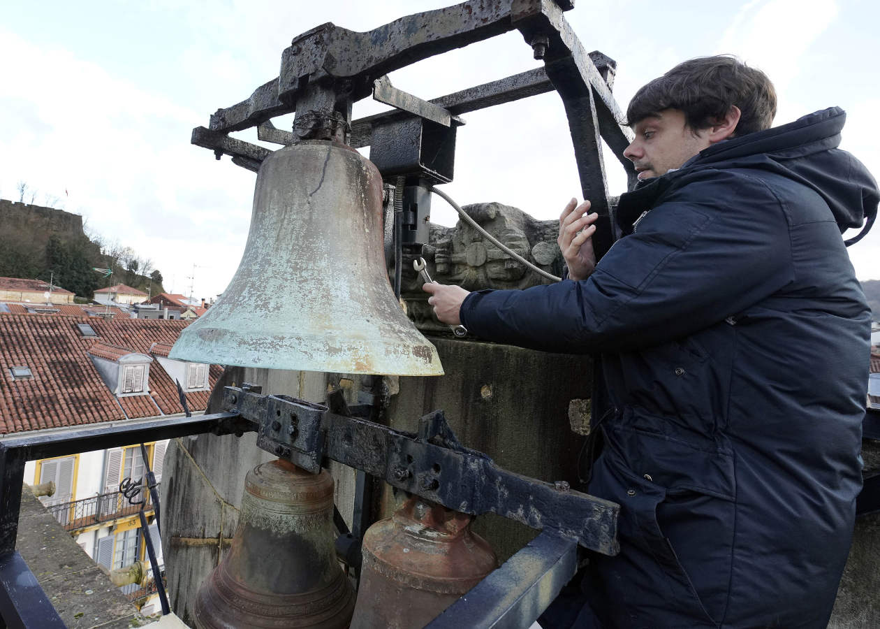 El reloj de la plaza de la Constitución se pone a punto para la gran fiesta de la tamborrada. Los técnicos de mantenimiento desmontaron la esfera para pintar las agujas 