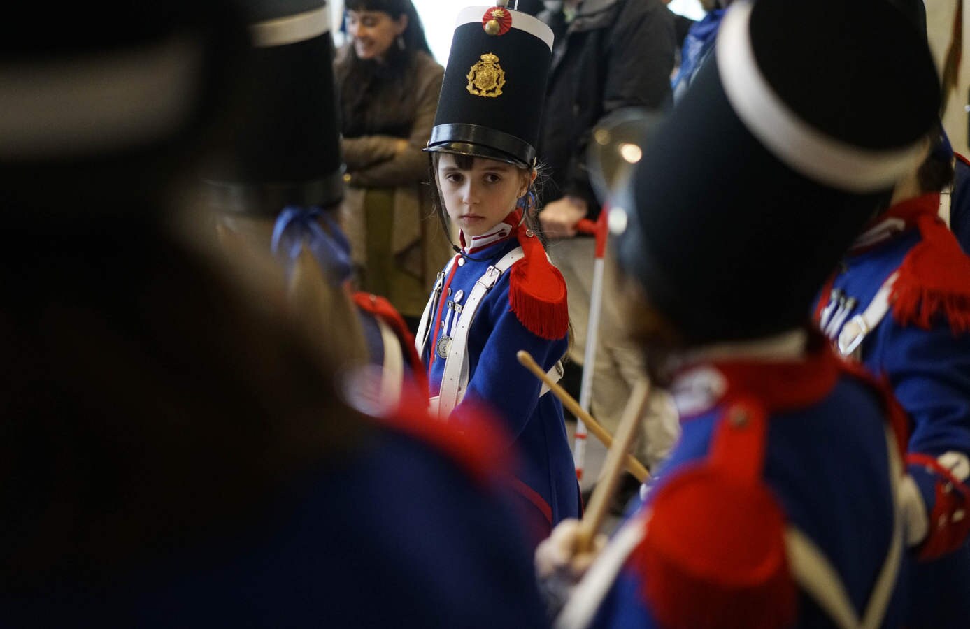 Este viernes se han presentado en el Teatro Victoria Eugenia los personajes de la Tamborrada Infantil 2019. A continuación, en la Sala China ha tenido lugar un acto de homenaje que Manuel de Larramendi Ikastetxea ha ofrecido al alcalde de San Sebastián Eneko Goia y al concejal de Actividades Festivas Alfonso Gurpegui.