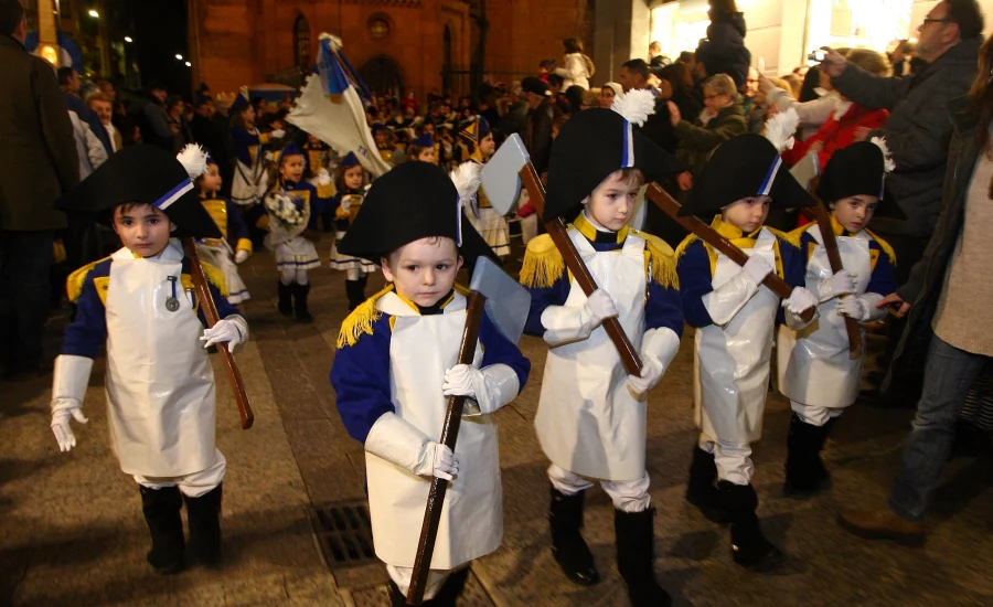 Desde las 18:30 hasta las 20:30 horas, la Tamborrada Kresala Txiki ha recorrido las calles de la parte vieja de San Sebastián animando el ambiente. 