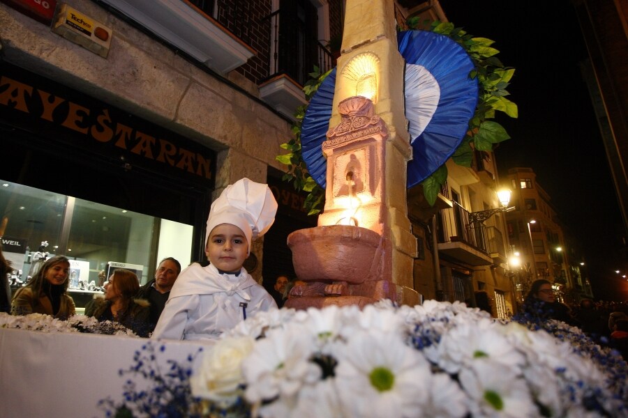 Desde las 18:30 hasta las 20:30 horas, la Tamborrada Kresala Txiki ha recorrido las calles de la parte vieja de San Sebastián animando el ambiente. 