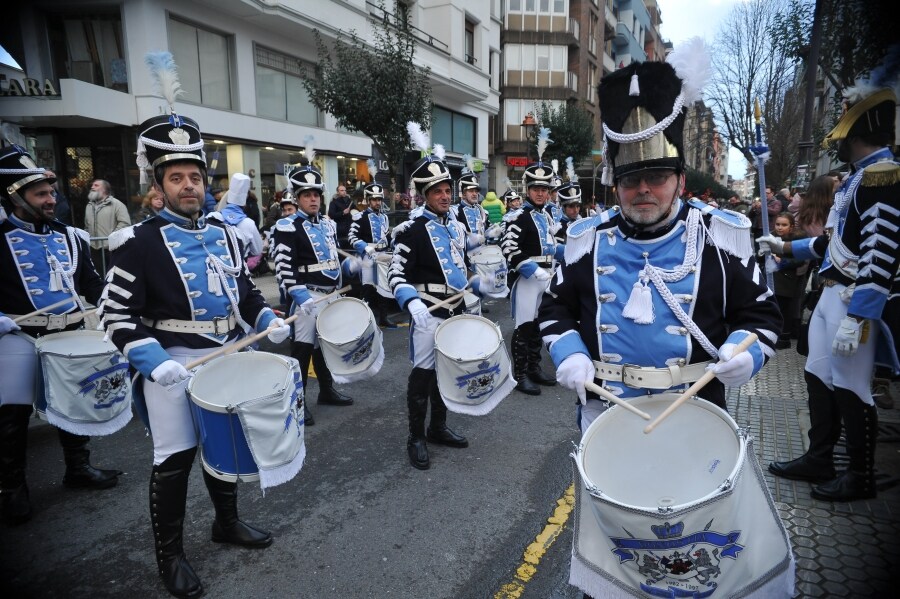 La Tamborrada de Antiguoko Kirol Elkartea ha animado las calles de Donostia desde las 17:15 hasta las 21:00 horas. 