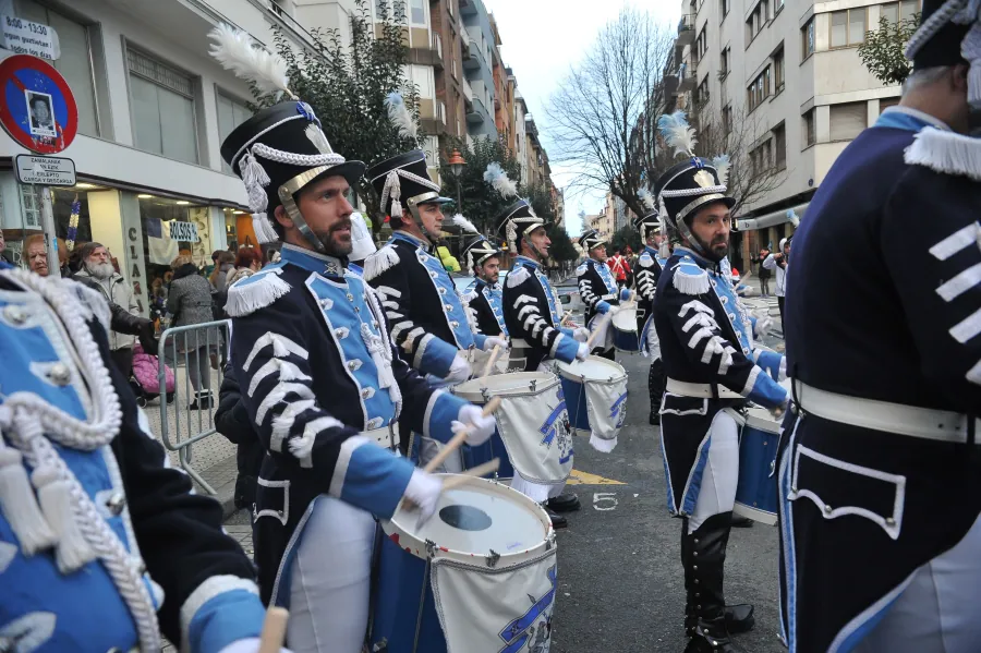 La Tamborrada de Antiguoko Kirol Elkartea ha animado las calles de Donostia desde las 17:15 hasta las 21:00 horas. 