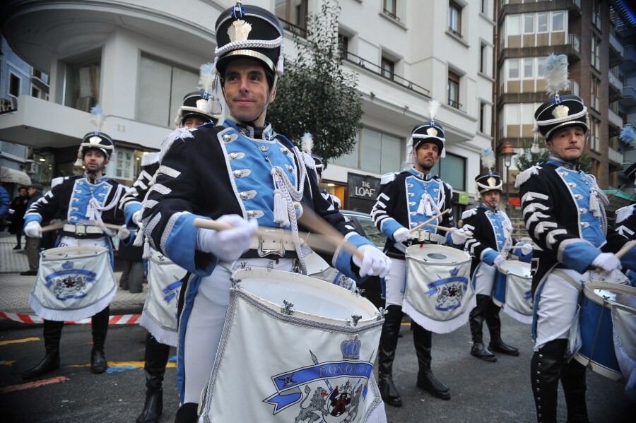 La Tamborrada de Antiguoko Kirol Elkartea ha animado las calles de Donostia desde las 17:15 hasta las 21:00 horas. 