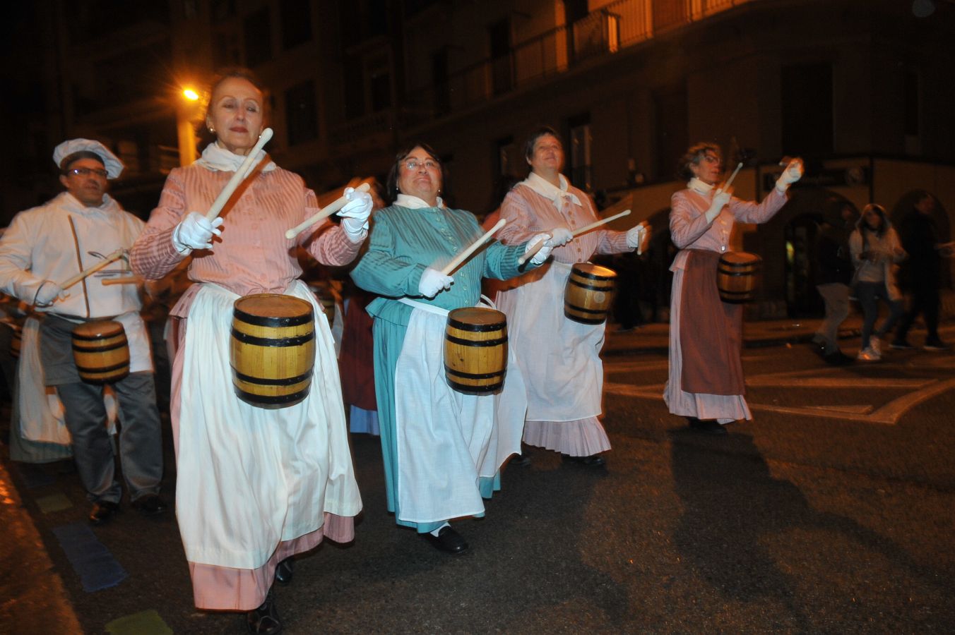 La tamborrada Antxeta S.D.R. ha animado durante la noche las calles de Gros