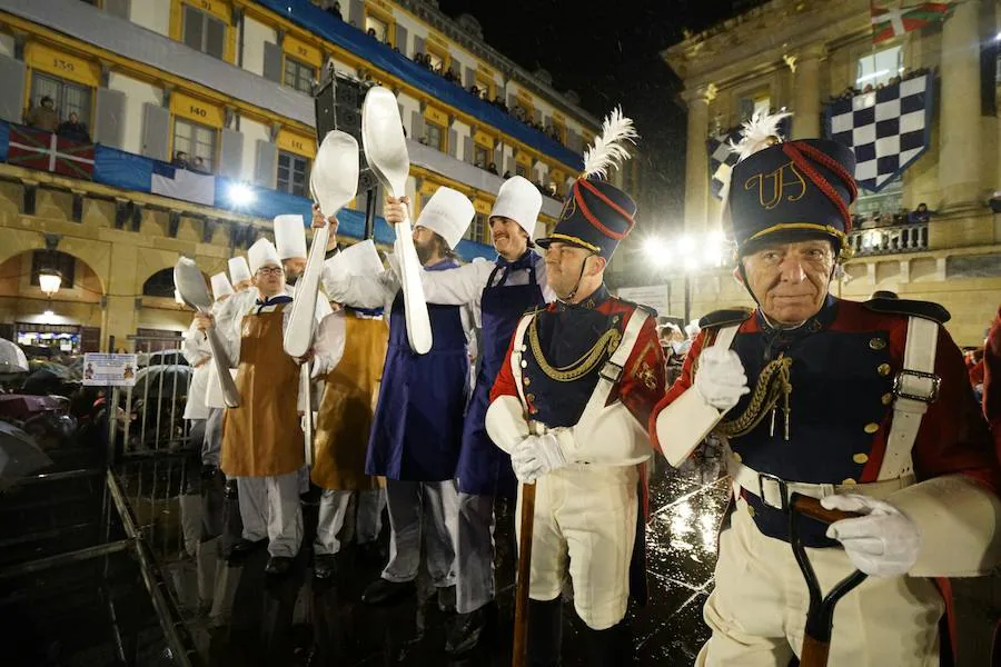 Finaliza un año más la fiesta grande de San Sebastián con la arriada de la bandera en una plaza de la Constitución abarrotada.