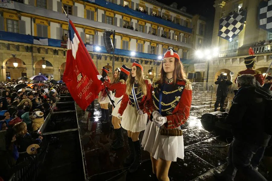 Finaliza un año más la fiesta grande de San Sebastián con la arriada de la bandera en una plaza de la Constitución abarrotada.
