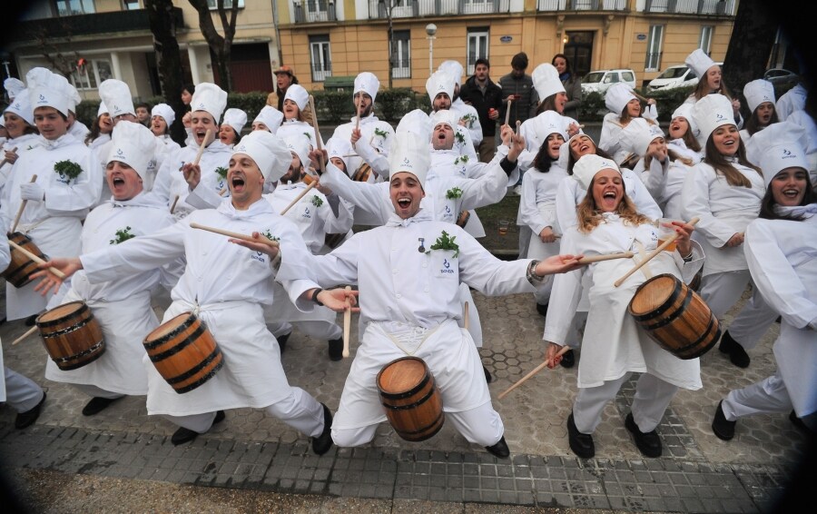 La Ikastola Ekintza ha desfilado por las calles de Donostia desde las 16:45 hasta las 21:30 horas. 