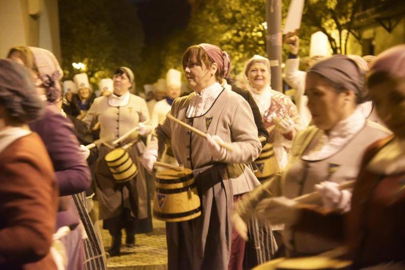 La Tamborrada Loiolatarra desfiló por las calles de San Sebastián con alegría y haciendo sonar los tambores. 