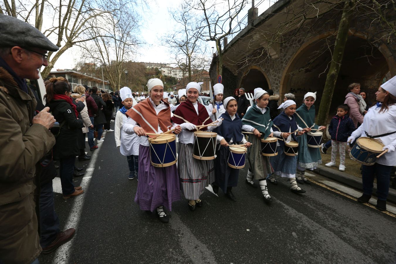 Los escolares de Zuhaisti, en Gros, de Santa Teresa en el Antiguo y de la ikastola de Altza han hecho sonar son tambores y barriles y han adelantado la fiesta de San Sebastián