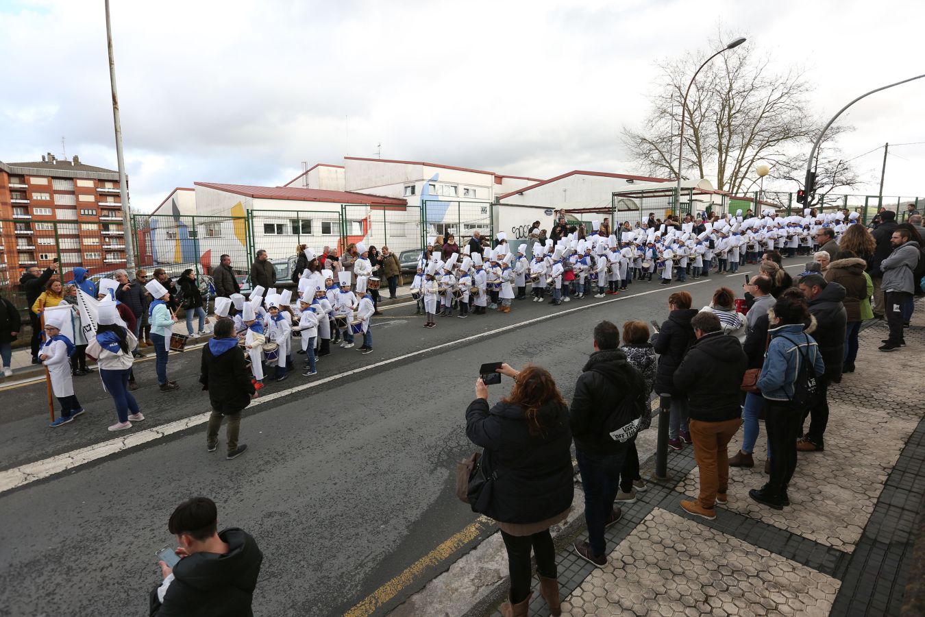 Los escolares de Zuhaisti, en Gros, de Santa Teresa en el Antiguo y de la ikastola de Altza han hecho sonar son tambores y barriles y han adelantado la fiesta de San Sebastián