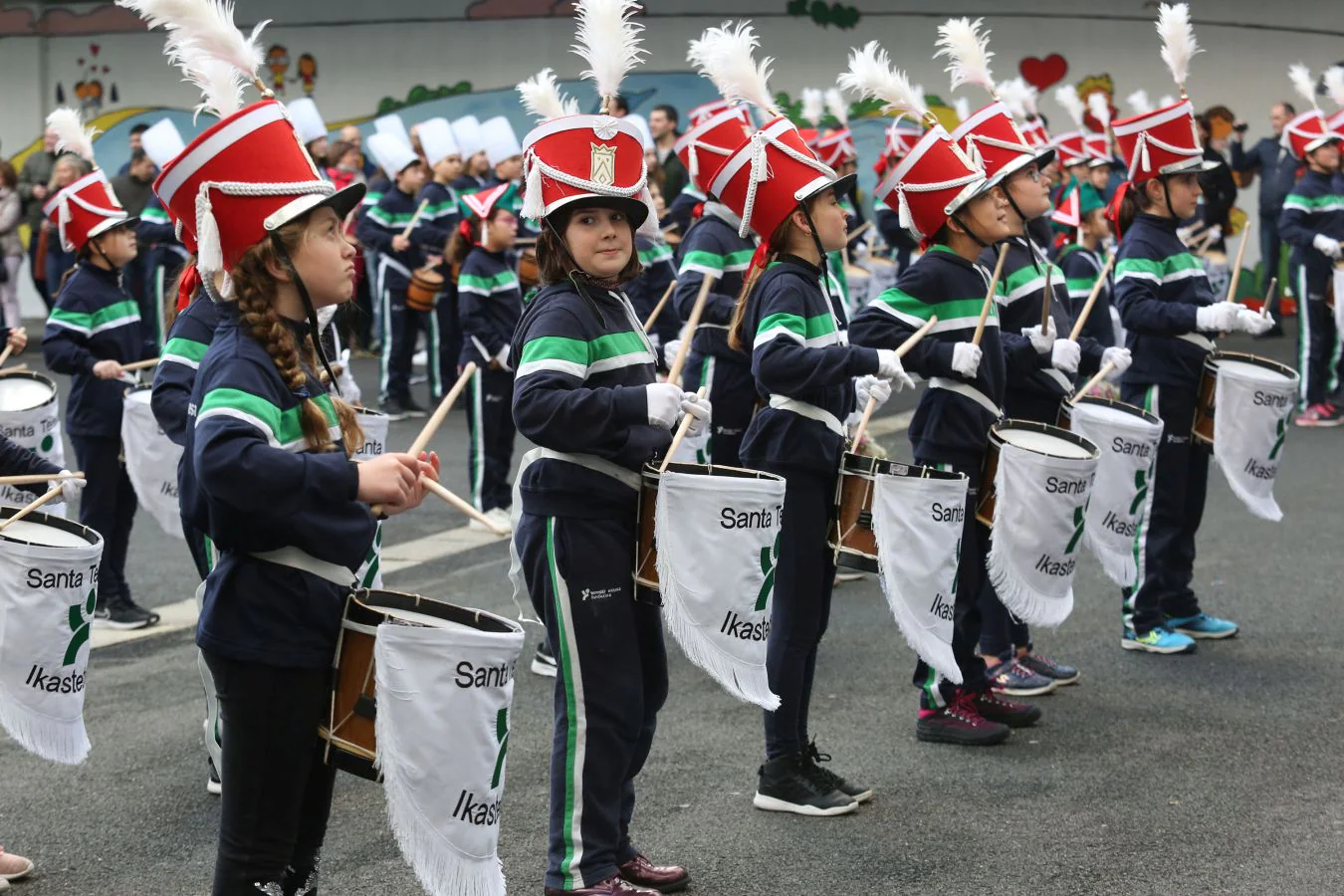 Los escolares de Zuhaisti, en Gros, de Santa Teresa en el Antiguo y de la ikastola de Altza han hecho sonar son tambores y barriles y han adelantado la fiesta de San Sebastián