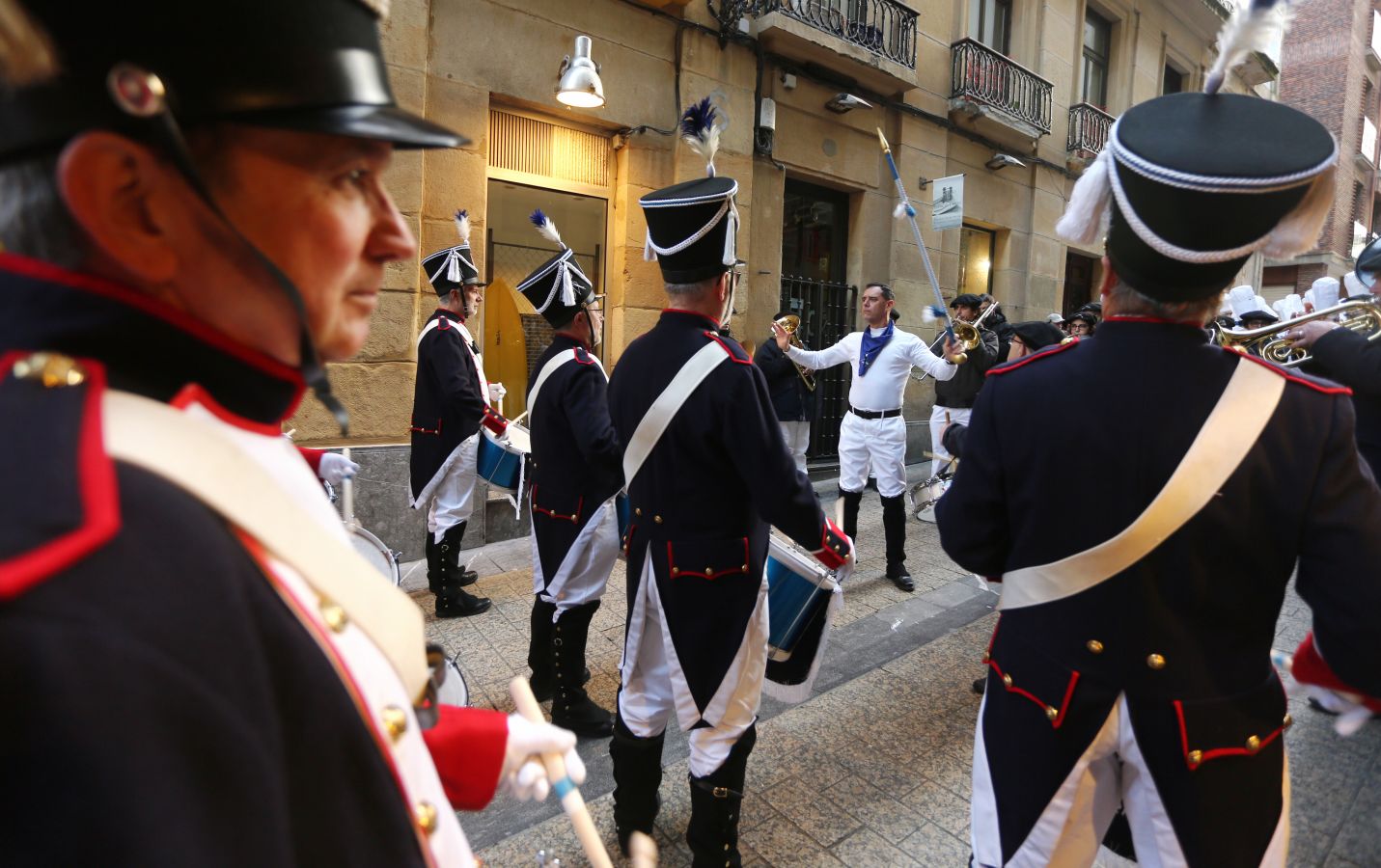 La Tamborrada Zubi Gain como es costumbre ha recorrido por la tarde las calles de la Parte Vieja donostiarra