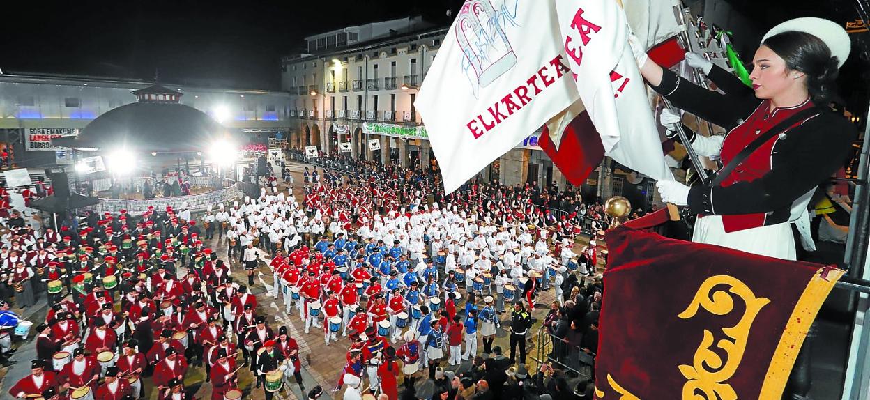 Momento de la Izada con lastreinta agrupaciones de laTamborrada juntas en la plazadel Ayuntamiento de Azpeitia. 