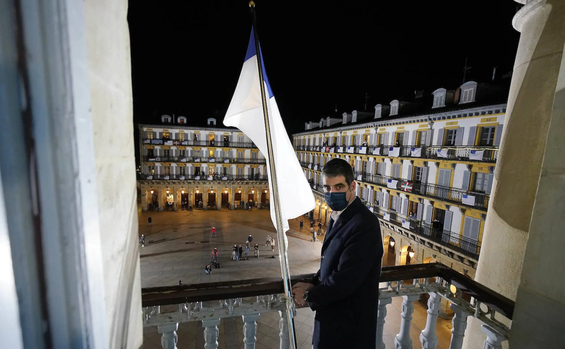 Eneko Goia tras izar la bandera de San Sebastián a las 21.45 horas en una plaza prácticamente vacía. 