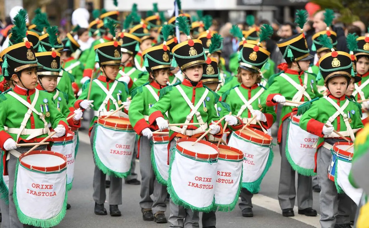 Alumnos de Orixe Ikastola en la Tamborrada Infantil de 2020