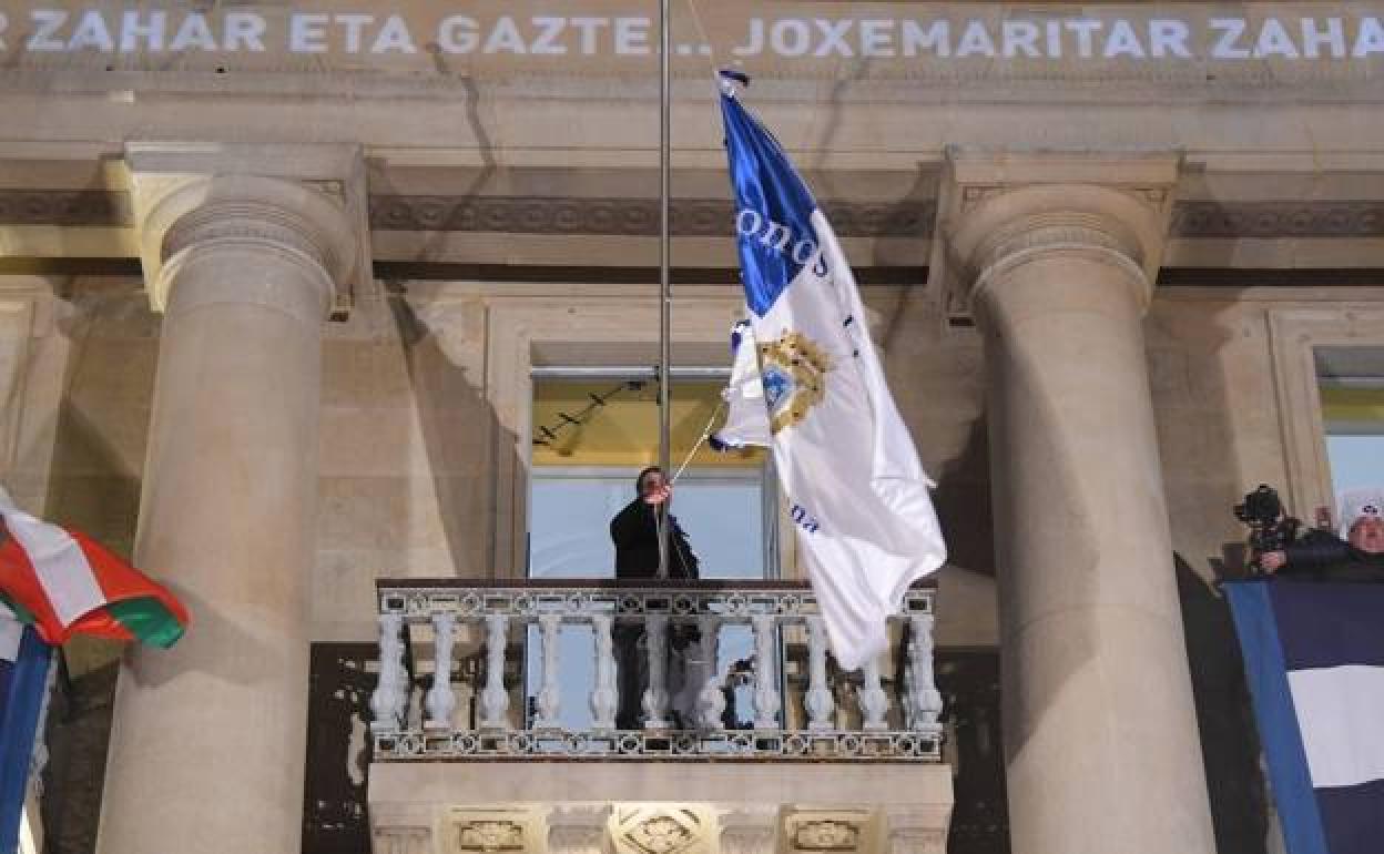 Eneko Goia iza la bandera de San Sebastián en la plaza de la Constitución en 2020. 