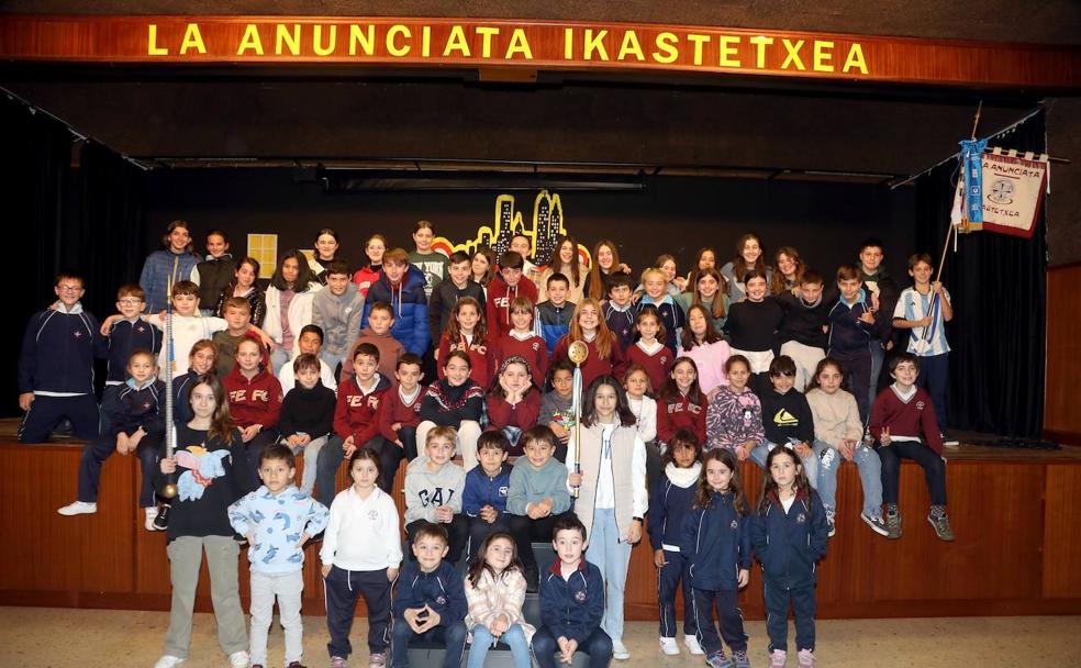 Los integrantes de La Anunciata Ikastetxea en la Tamborrada Infantil 2023. 