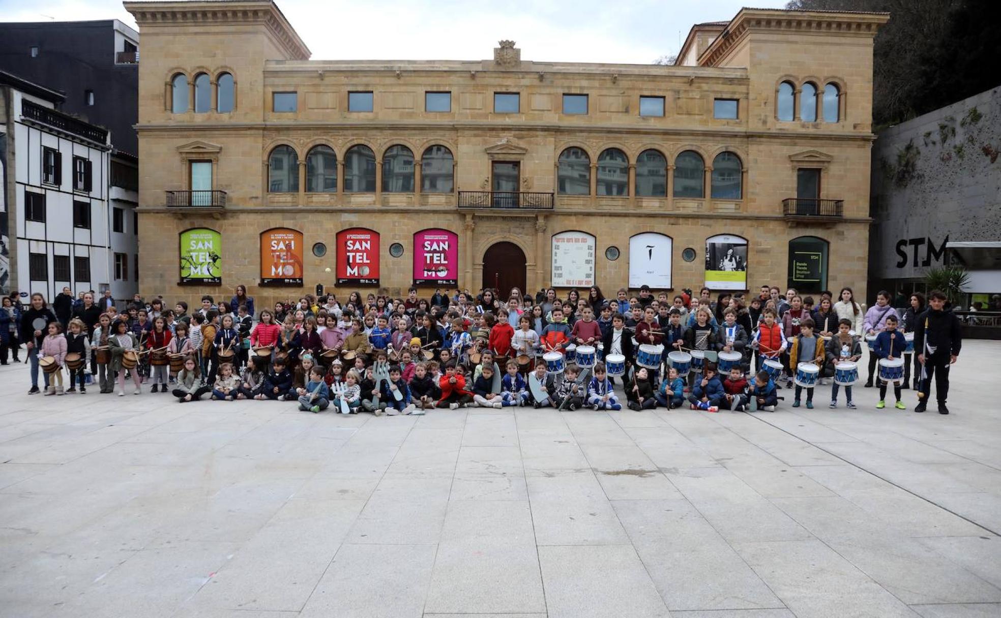 Los integrantes de Kresala Txiki en la Tamborrada Infantil 2023. 