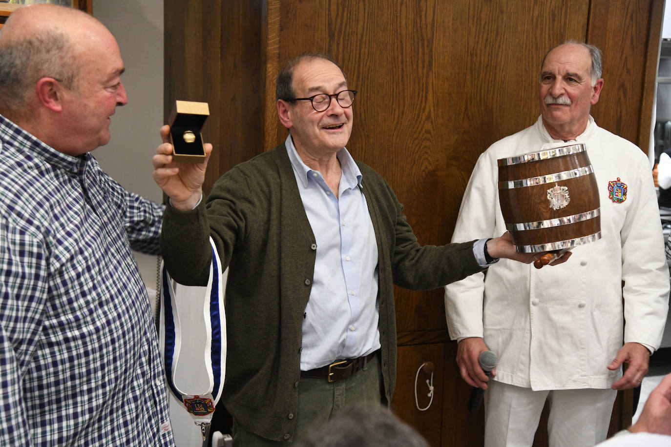 HIlario Arbelaitz alza el Barril de Oro que le ha otorgado la sociedad Gaztelubide por su trayectoria en los fogones