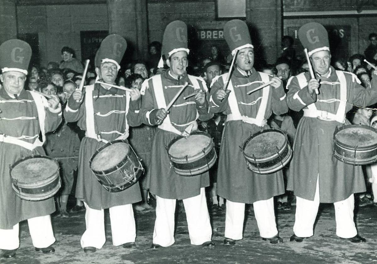 Tambores de Gaztelubide tocando en una plaza de la Constitución en la que aún no se instalaba el tablado.