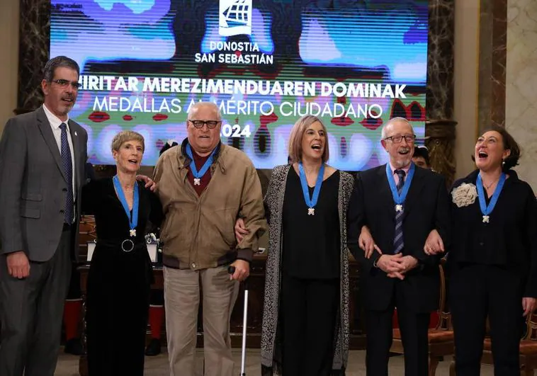 Foto de familia de los galardonados con la Medalla al Mérito Ciudadano 2024.
