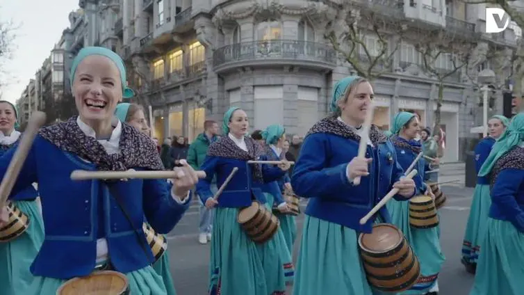 La tamborrada Anastasio recorre las calles del centro de San Sebastián