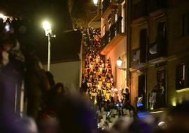 El desfile de Ollagorra en su bajada de Urgull