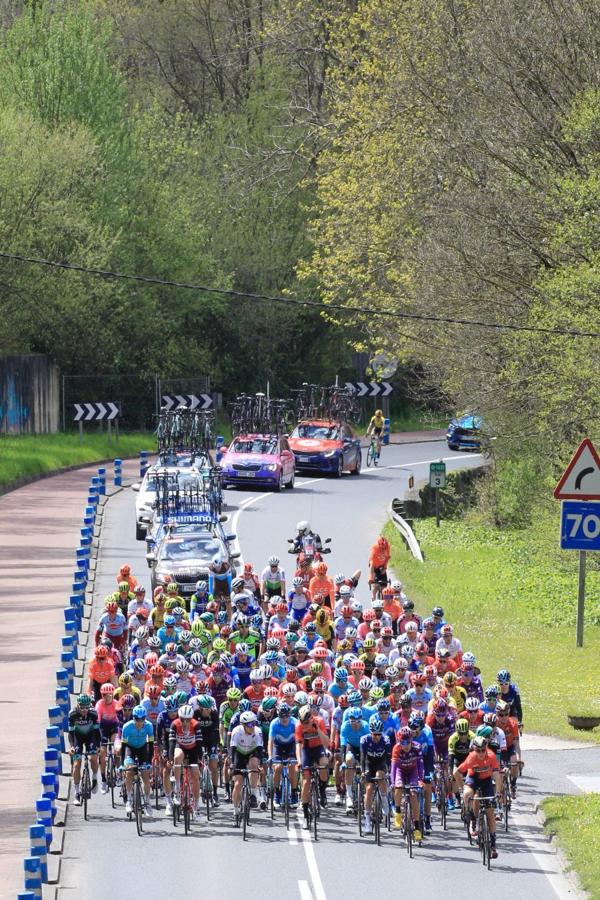 El pelotón de la Itzulia recorre los 149,5 kilómetros de le segunda etapa entre Zumarraga y Gorraiz.