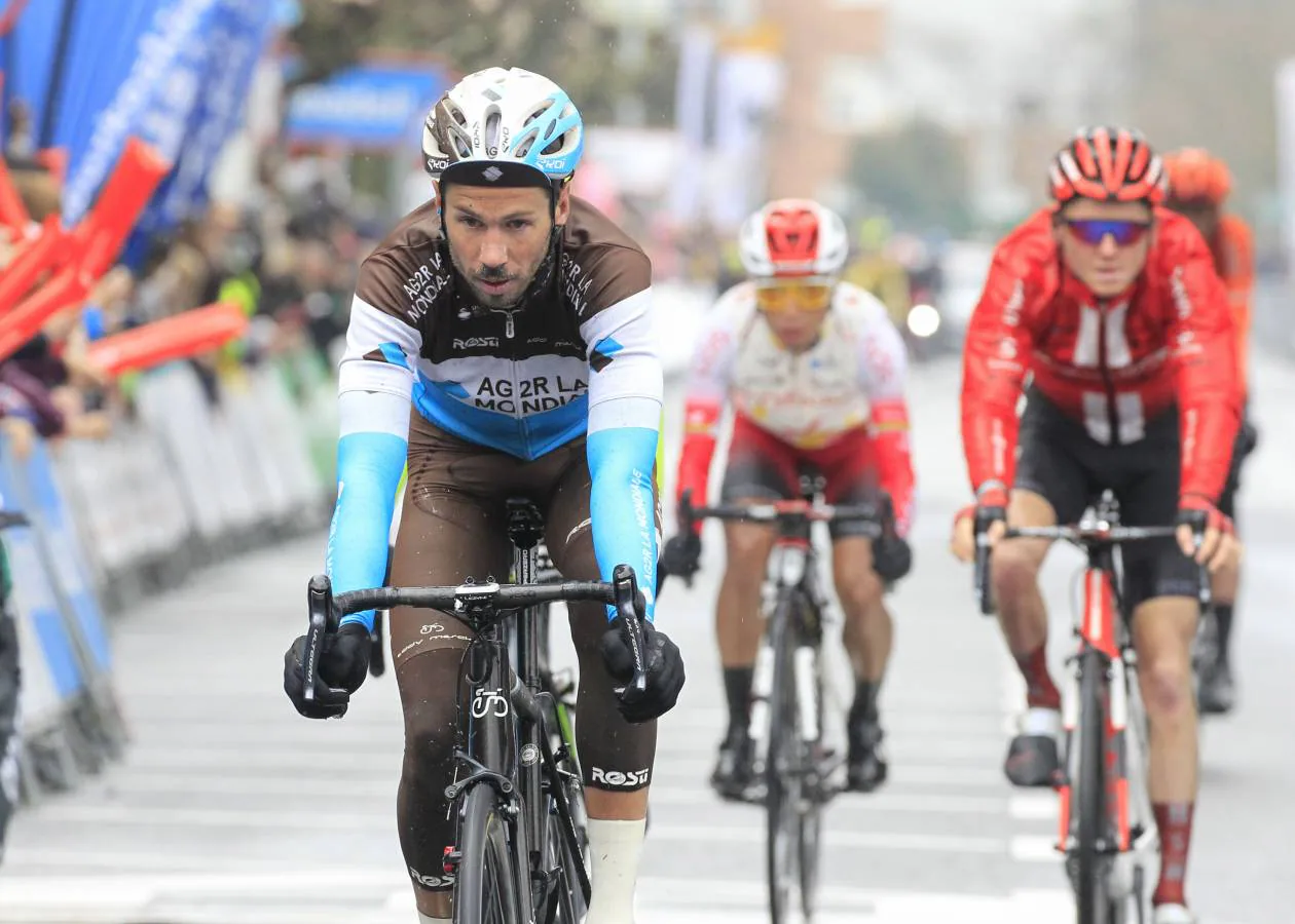 Los ciclistas participantes en la Itzulia 2019 ruedan entre Vitoria y Arrigorriaga