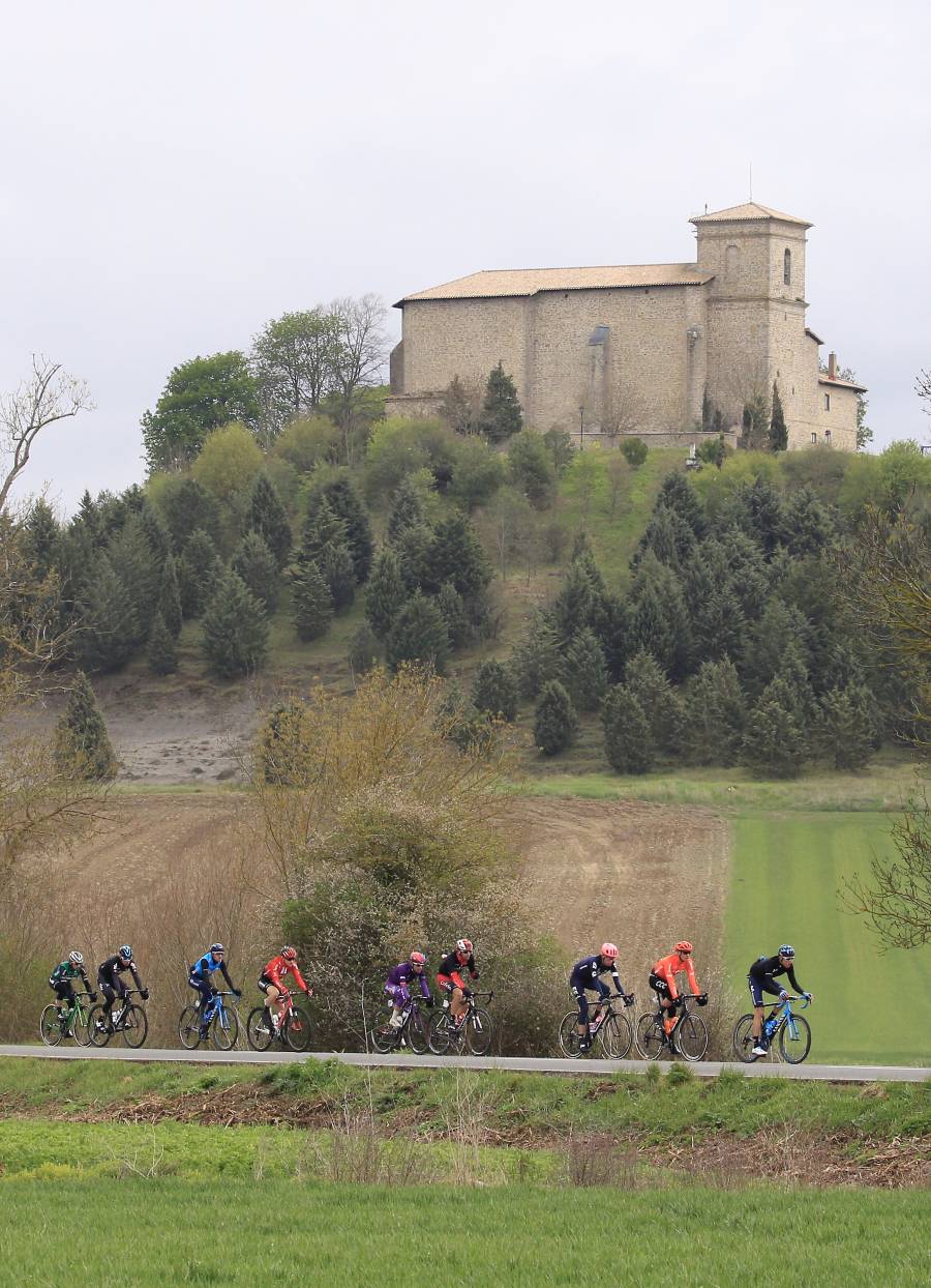 Los ciclistas participantes en la Itzulia 2019 ruedan entre Vitoria y Arrigorriaga
