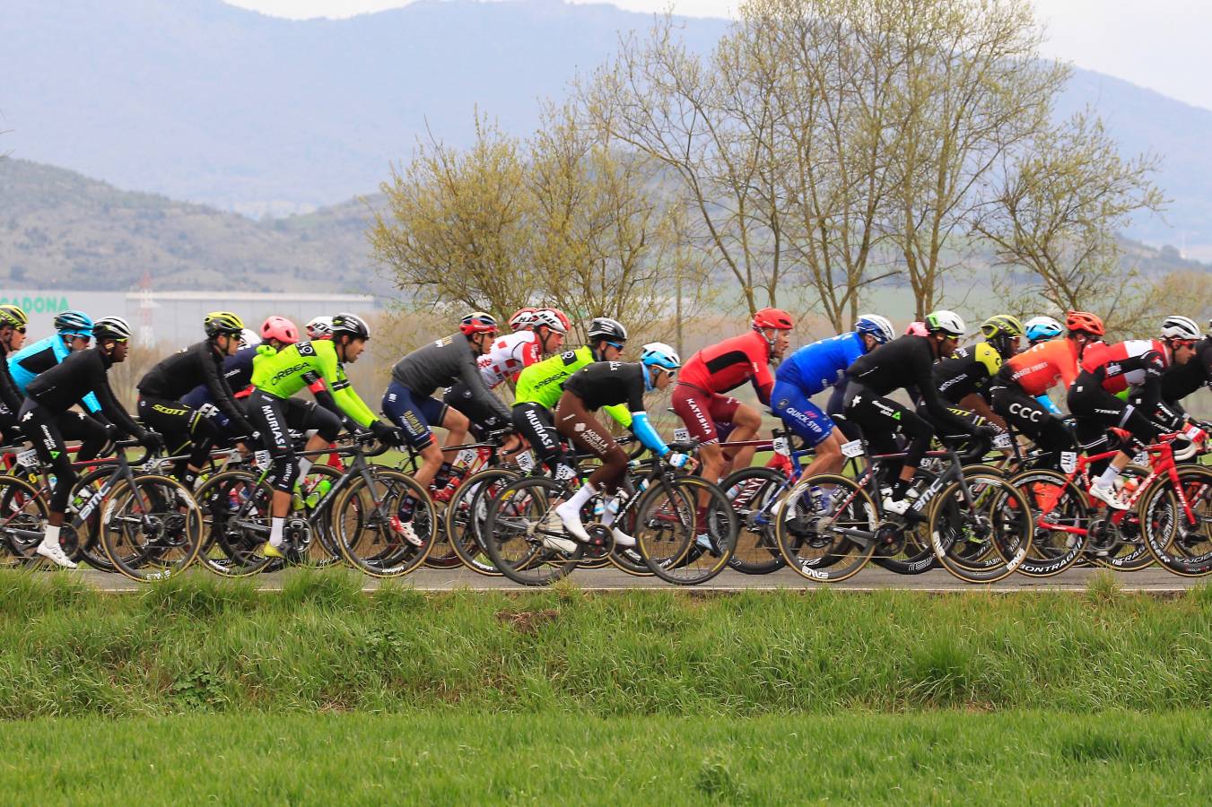 Los ciclistas participantes en la Itzulia 2019 ruedan entre Vitoria y Arrigorriaga