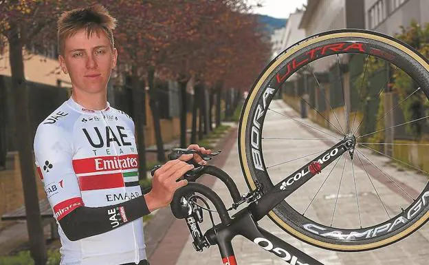 Tadej Pogacar posa con su bicicleta ayer en la salida de Sarriguren. El esloveno cedió un minuto en la meta de Estibalitz por la caída.