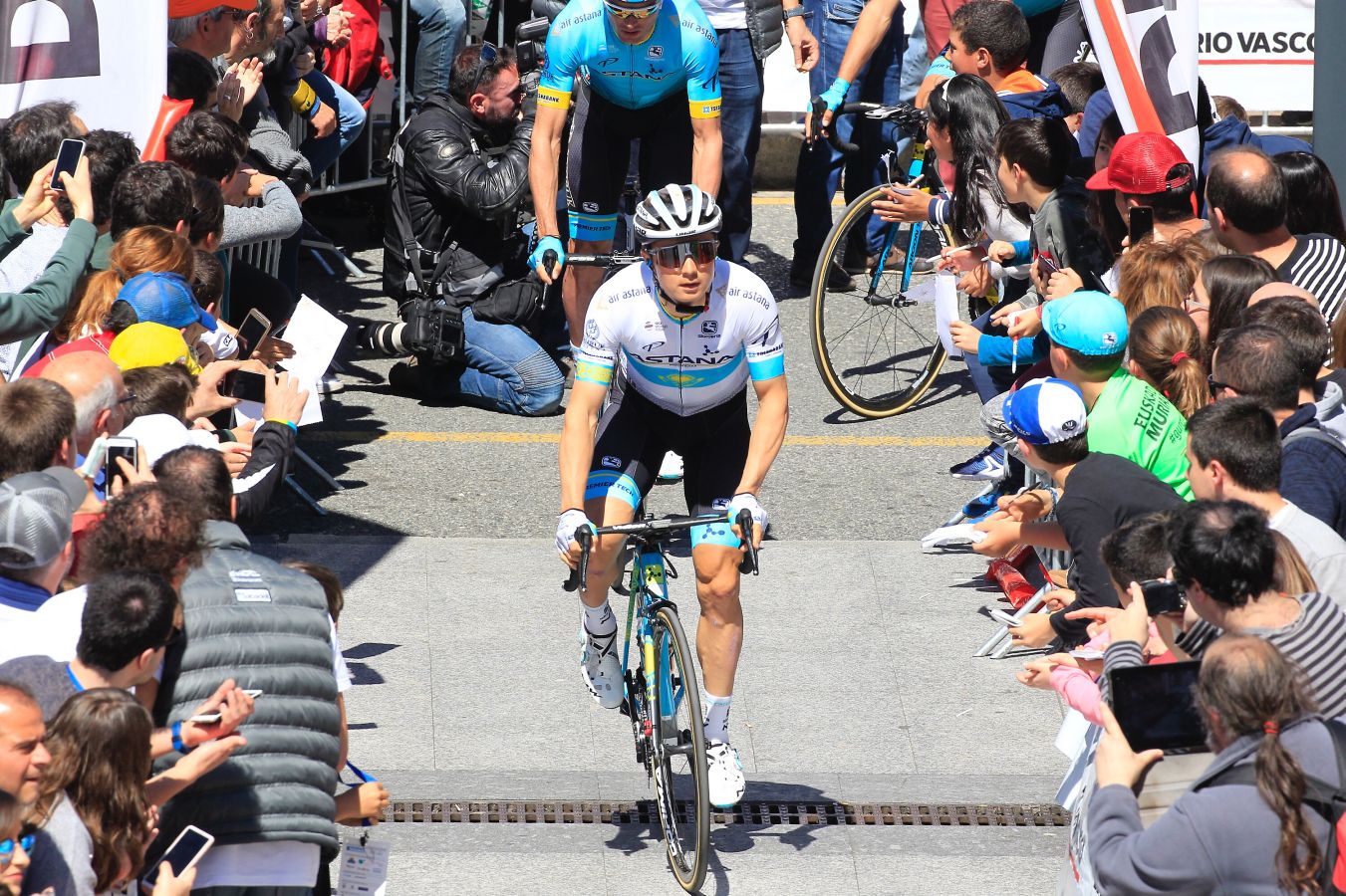 La última etapa de Vuelta al País Vasco, con salida y llegada en Eibar, consta de 118,2 kilómetros y los ciclistas deberán subri seis puetos de montaña.