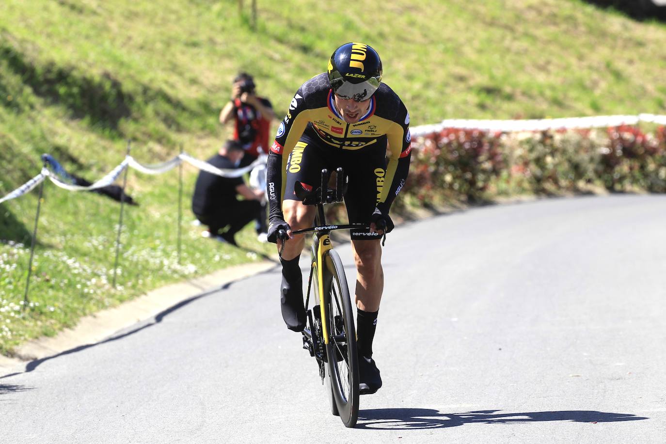 Primoz Roglic, en pleno esfuerzo durante la primera etapa de la Itzulia 2021