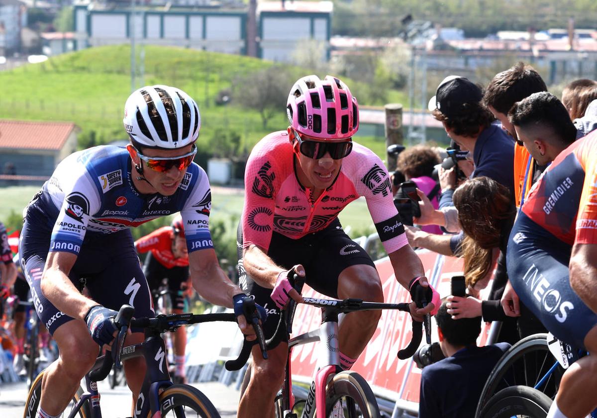 Rigoberto Urán, en el muro de Hika al final de la tercera etapa de la Itzulia.