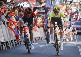 Jonas Vingegaard cruza la línea de meta en Santurtzi en la Itzulia del año pasado, por delante de Mikel Landa