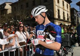 Juan Ayuso, con su inseparable perro 'Trufa', en la salida de la cuarta etapa de la Itzulia.