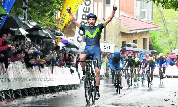 Carlos Barbero levanta los brazos, ayer en la meta de Getxo. 