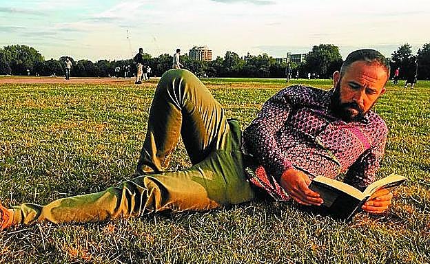 Denis Itxaso disfruta de un libro en un parque