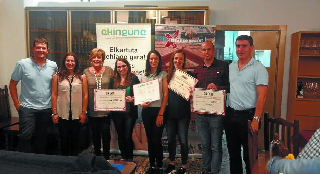 Emprendizaje. Los ganadores del concurso On Ekin, organizado por la asociación Ekingune, posan junto a los organizadores del evento.