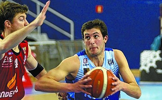 Oroz penetra a canasta en un partido ante el Breogán. 