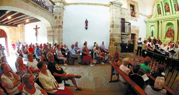 El coro, durante su actuación en la ermita pasaitarra de Santa Ana. 