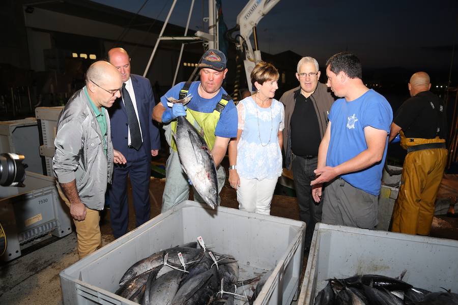 Desde el inicio de la actual campaña se ha superado en los puertos vascos la barrera de las 1.500 toneladas, el 85% Eusko Label, con un precio medio de venta en lonja de 4,30 euros.. La consejera Arantxa Tapia señala en Getaria que se confirman las previsiones moderadamente optimistas realizadas al inicio de la campaña