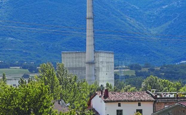 Vista de la central de Garoña, desde el pueblo burgalés del mismo nombre. 