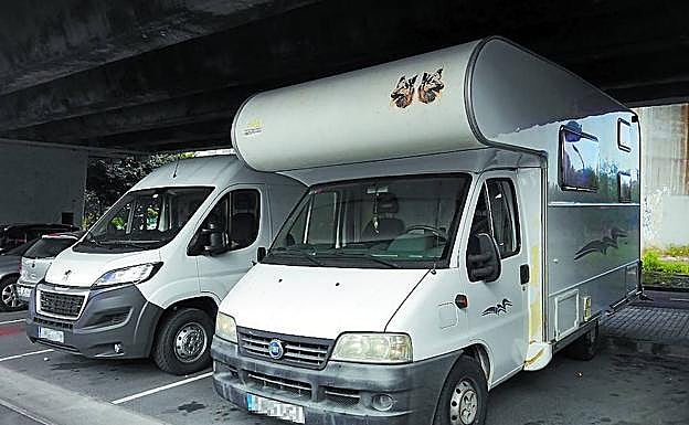 La autocaravana que se alquila, aparcada bajo la variante de Donostia, cerca del barrio de Loiola. 